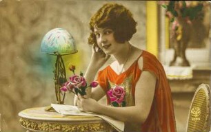 [Porträt einer Frau am Tisch mit Blumen]