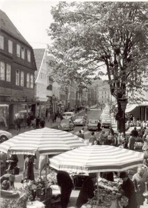 Marktplatz und Lange Straße, Blick in Richtung Hotel Lippischer Hof. Detmold