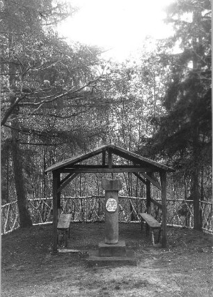 Bad Marienborn (Schmeckwitz). Landheim? Waldstück mit überdachtem Freisitz und Stele. Fotografie (Negativabzug auf Papier) von Ursula Richter, um 1925