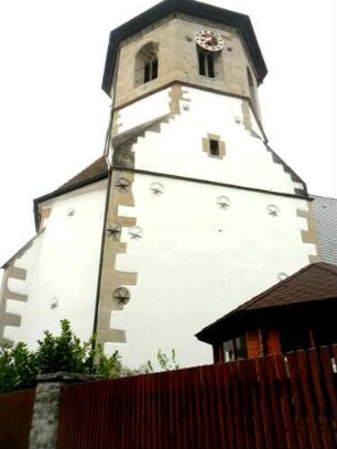 Ansicht von Norden im Nordosten mit Chorturm (im Kern Romanisch-Glockenstube 1693) - Maueranker zur Stabilisierung des Turmchors 1910 eingesetzt