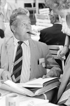 25. Jubiläumstagung 1975 Medizin; Bayrisches Frühstück; Tischreihen: Feodor Lynen mit Zigarre und Gästebuch