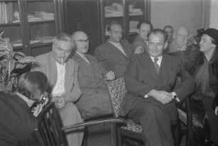60. Geburtstag von Walter Maschke, Generalsekretär der Volksbühne Berlin : Schriftsteller Friedrich Wolf neben der Schauspielerin Steffie Spira und weitere Gäste