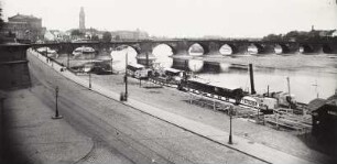 Dresden-Altstadt. Augustusbrücke (1727-1741; M. D. Pöppelmann, J. G. Fehre) bei Niedrigwasser. Blick von der Carolabrücke über die Elbe mit den Dampfern "Graf Moltke" und "Tetschen" nach Westnordwest