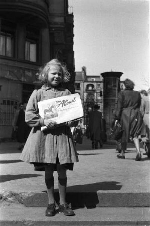 Berlin. Mädchen verkauft die seit 1946 erscheinende Zeitung "Der Abend" (Serie "Berliner Schnappschüsse")