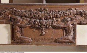 Rangbrüstungen mit floralen und figürlichen Motiven