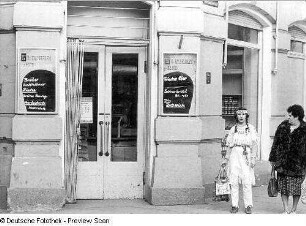 Dresden-Neustadt, Görlitzer Straße 1. Wohnhaus mit Fischgeschäft. Ladentür und Schaufenster