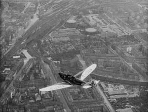 Flucht der Hechtstraße zum Bischofsplatz, in der Bildmitte der Innere Neustädter Friedhof, links Gleisanlagen zum Neustädter Bahnhof (Szene aus dem Werbefilm "Sturm-Flieger Fröde")