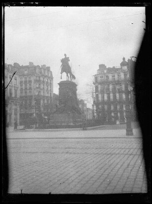 [Lille (Dep. Nord, Frankreich)]: [Denkmal für General Faidherbe] (Vorderansicht, Distanzaufnahme)
