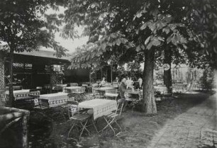Weißer Hirsch (Dresden-Weißer Hirsch), Rißweg 39. Wohnhaus mit Restaurant "Erholung". Biergarten mit Gästen