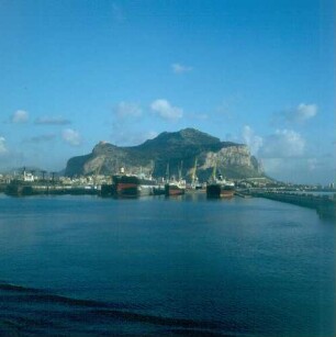 Blick auf den Hafen von Palermo und den Monte Pellegrino (606 m)