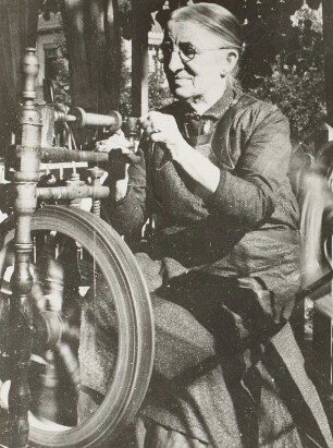 Frau Lange am Spinnrad, Seifhennersdorf