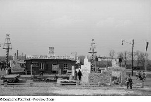Ausstellungsstand der VEB Bau-Union über die beruflichen Entwicklungsmöglichkeiten in der DDR-Bauindustrie