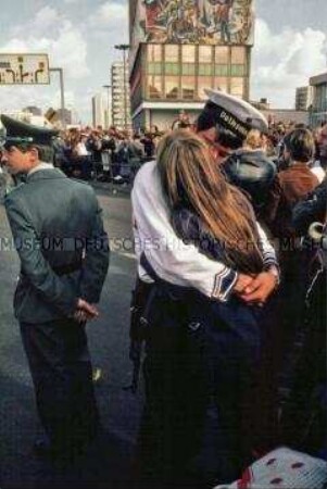Paar am Rande der Parade zum 35. Jahrestag der DDR