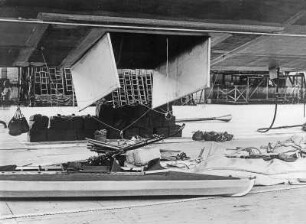 Expeditionsequipment : Gepäck, Kajak und Proviant der Expedition unter der Ladeluke des Luftschiffs LZ 127 Graf Zeppelin.