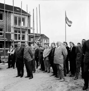 Am Neuen Teich: Wohnblock der Gemeinnützigen Wohnungsbaugenossenschaft "Südstormarn": Richtfest: Vorstandsvorsitzender Wilhelm Esser, Stadtvertreter Heinz Beusen mit Gästen