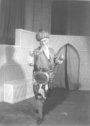 Der Barbier von Bagdad. Oper von Peter Cornelius nach eigenem Libretto. Staatsoper Dresden, Neuinszenierung 17.12.1928 : Ivar Andrésen als Barbier (2. Akt)