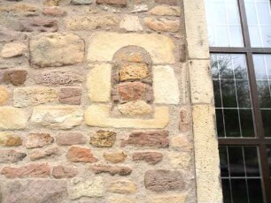 Trubenhausen-Evangelische Kirche - Langhaus Traufseite Süd - vermauertes romanisches Fenster im Detail