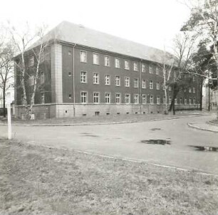 Cottbus, Paul-Hornick-Straße. Paul-Hornick-Kaserne (um 1936). Westliches Wohngebäude. Eckansicht von Südosten
