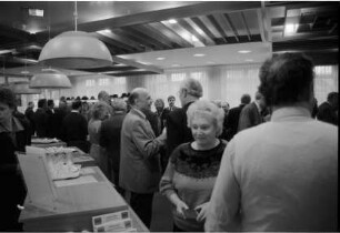 Neujahrsempfang: Kreissparkasse Stormarn, Zweigstelle: Am Markt: Schalterhalle: Gäste, Politiker, Funktionsträger, Verwaltungsmitarbeiter: auf Tresen Getränke, 01.01.1990