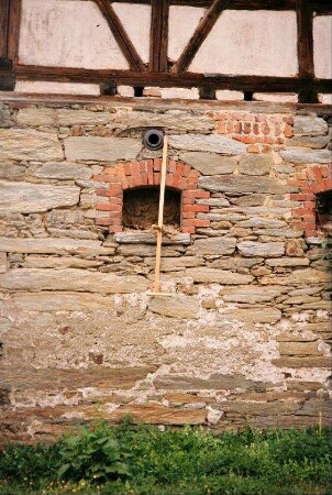 Detail eines Stallgebäudes: Mauerwerk mit geschickter Verzahnung von Fenstergewänden aus Backstein und Naturstein
