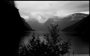 Flåm: Aurlandfjord, Fjord von Pensjonat Heimly aus, mit BMW