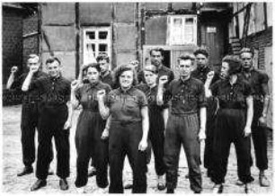Die Agitprop-Gruppe der SAP mit Walter Ballhause