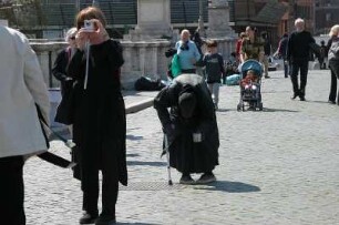 Bettlerin in der Innenstadt von Rom : Verhüllte Frau bettelt in Rom, aufgenommen 2004
