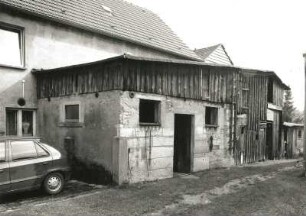 Radeburg, Dresdner Straße 56. Gehöft (1786/1800). Wohnstallhaus. Anbau