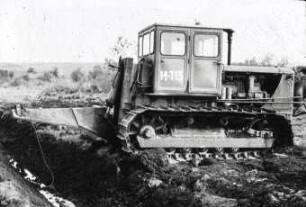 Maulwurfdränpflug DKG-80, angebaut am Traktor S-80