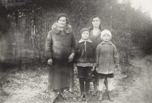 Zwei Frauen und zwei Kinder auf einem Waldspaziergang