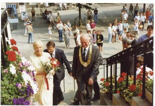 Besuch der Herzogin von Kent / Auf der Rathaustreppe. Detmold. Marktplatz. Papierabzug