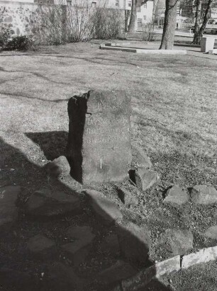Gedenkstein mit Inschrift Psalm 118/22