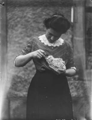 Agnes Zimmermann mit jungem Waldkauz : Rochlitzer Berg. Portrait von Agnes Zimmermann einen jungen Waldkauz haltend.