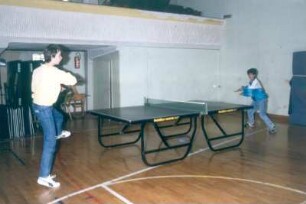 Kassel? Jugendliche beim Tischtennisspiel