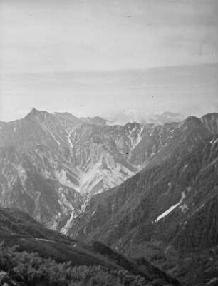 Yarigatake (3189 m hoch) : Ansicht vom Tsubakura-dake über die Talschluchten von Yamata-Onsen