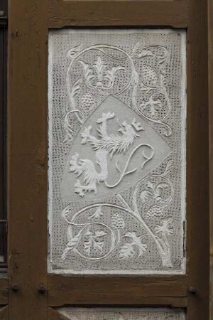 Gefachfeld mit Ornamentik und Wappen mit hessischem Löwen