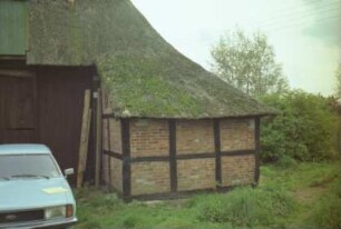 Klein Hansdorf: Am Wischhof 11: Bauernhaus mit Reetdach: Giebelseite Wirtschaftstrakt: Teilansicht mit Vorschauer