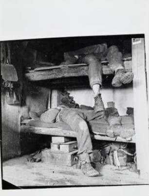 Ohne Titel (Dreck, Läuse, Erschöpfung, Russland in der Nähe eines Dorfes namens Ssaprykij, - Kameraden im Bunker)