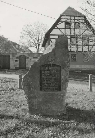 Denkmal für die Gefallenen des 1. Weltkriegs : Denkmal für die Gefallenen des 1. Weltkriegs. Stein (nach 1918). Mobschatz, Dorfplatz