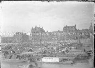 Hafen mit Booten und Dschunken, Ostasien