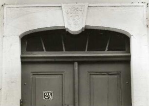 Belgern, Elbstraße 24/Ecke Topfmarkt. Wohnhaus (um 1800). Portalabschluß
