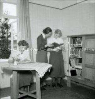 Bibliothek in einem Lager des Reichsarbeitsdienstes in Mecklenburg