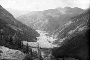 Österreich, Pongau : Österreich. Pongau (Bundesland Salzburg). Oberes Gasteiner Tal mit Tauernbahn. Das Bild zeigt den Bereich des südlichen Tauerntunnelportals in Kärnten, d.h. dass Seebachtal mit Blick Richtung Mallnitz (außerhalb des Blickfelds) und Kreuzeckgebirge (im Bildhintergrund zu sehen)
