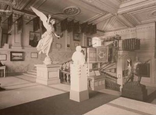 Dresden. Sächsisches Armeemuseum. Fahnenhalle : Sächsisches Armeemuseum (Arsenalhauptgebäude) Dresden, Königsplatz. Blick in die Fahnenhalle (heute Militärhistorisches Museum, Olbrichtplatz)