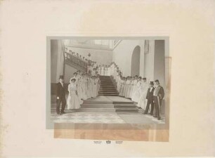 Mannheim (?), Treppenaufgang im Schloß, Gruppenbild Abschlußklasse (?) eines Mädchenpensionats.