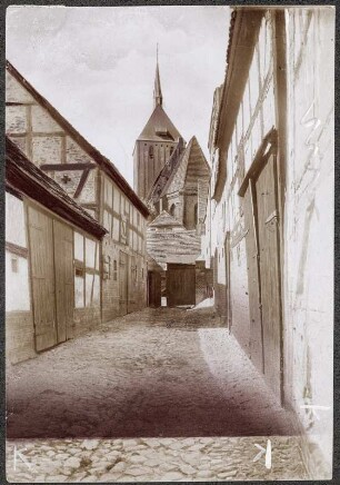 Schlawe (Slawno/Polen). Stilles Gässchen mit Blick zur Stadtpfarrkirche