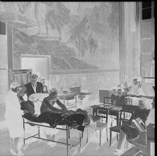 Brugsch, Theodor : Berlin-Mitte. Charité. Untersuchung eines Patienten unter Leitung von Theodor Brugsch im Hörsaal der Charité