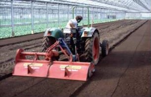 Fotografie: Gartenbautechnik-Freiland, Bodenbearbeitung, Bodenfräse