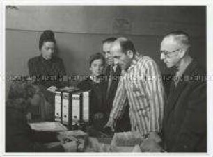 Juden beim Einkleiden nach der Befreiung aus einem Konzentrationslager