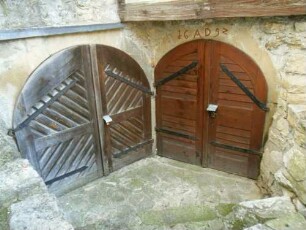 Kirchhof im Norden-Kellereingänge der Gaden (innenseiitg an die Kirchhofmauer angebaut)-im Gewändeschlußstein Jahreszahl 1692
